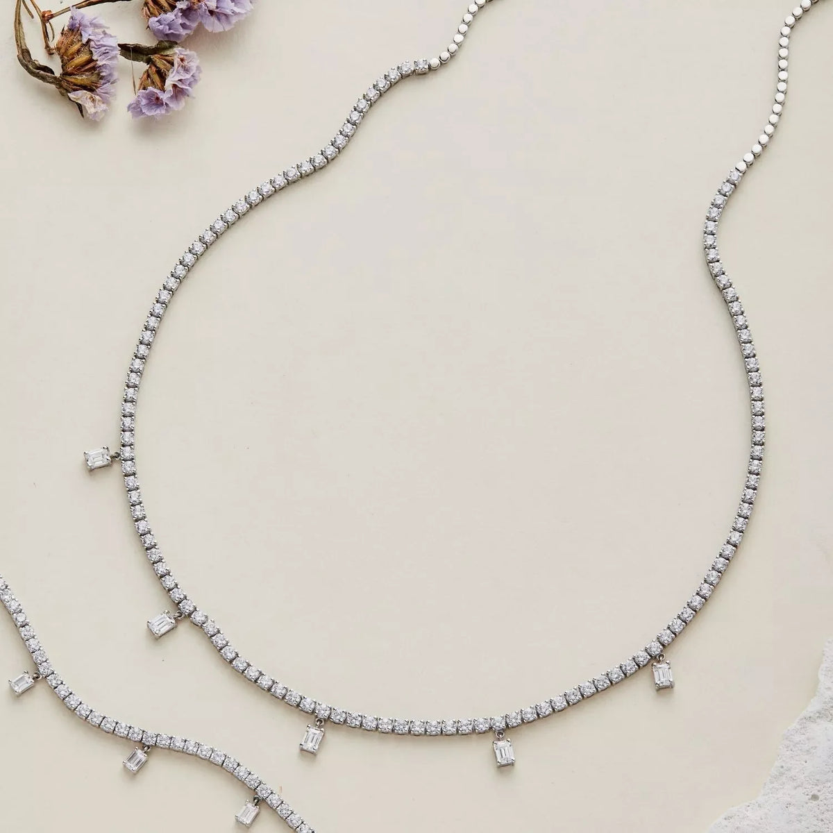 Diamond tennis necklace combining emerald and round cuts