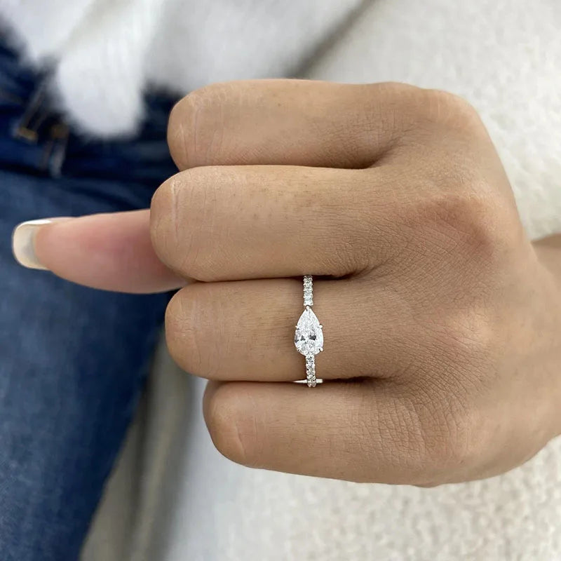 Horizontal pear-shaped diamond ring in gold