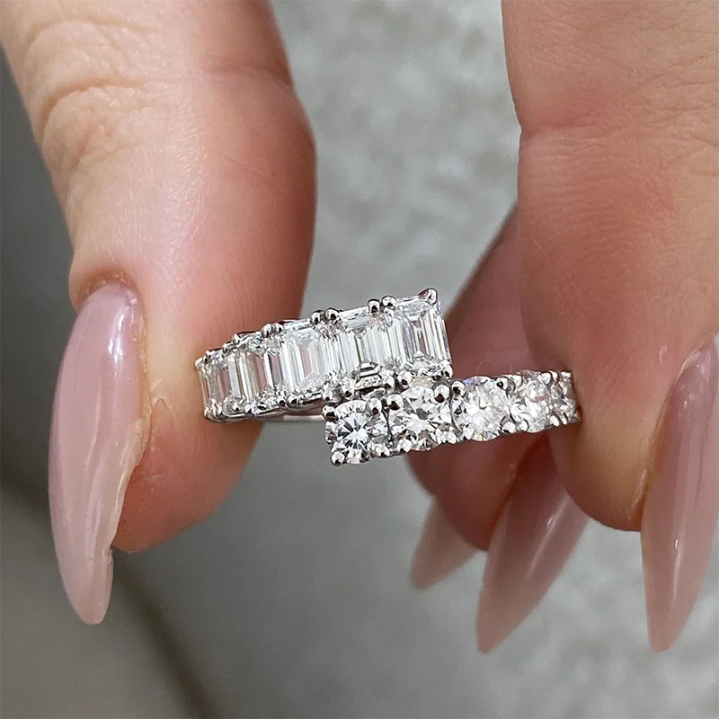 Alternating emerald and round diamond wedding ring