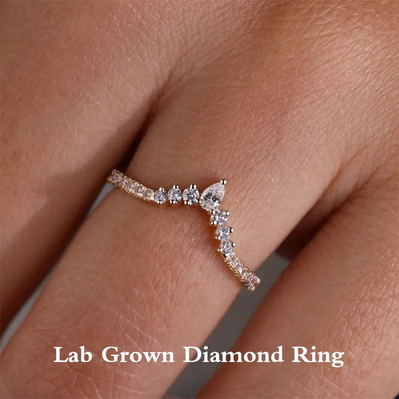 Pear and round lab-grown diamond curved band