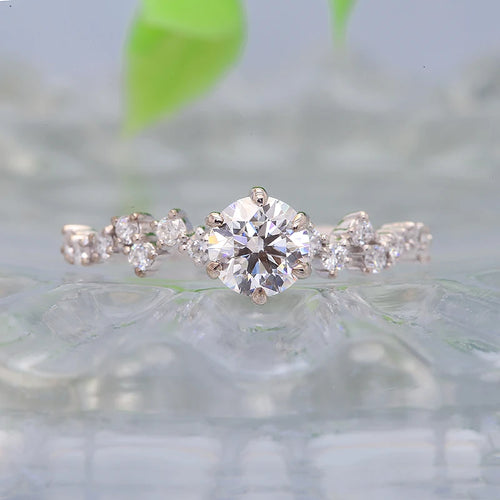 Solitaire ring with round lab-grown diamond