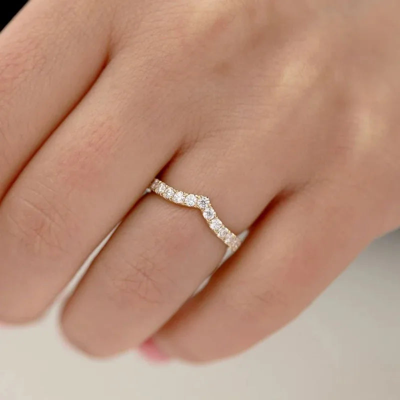 Round lab-grown diamond V-shaped chevron band