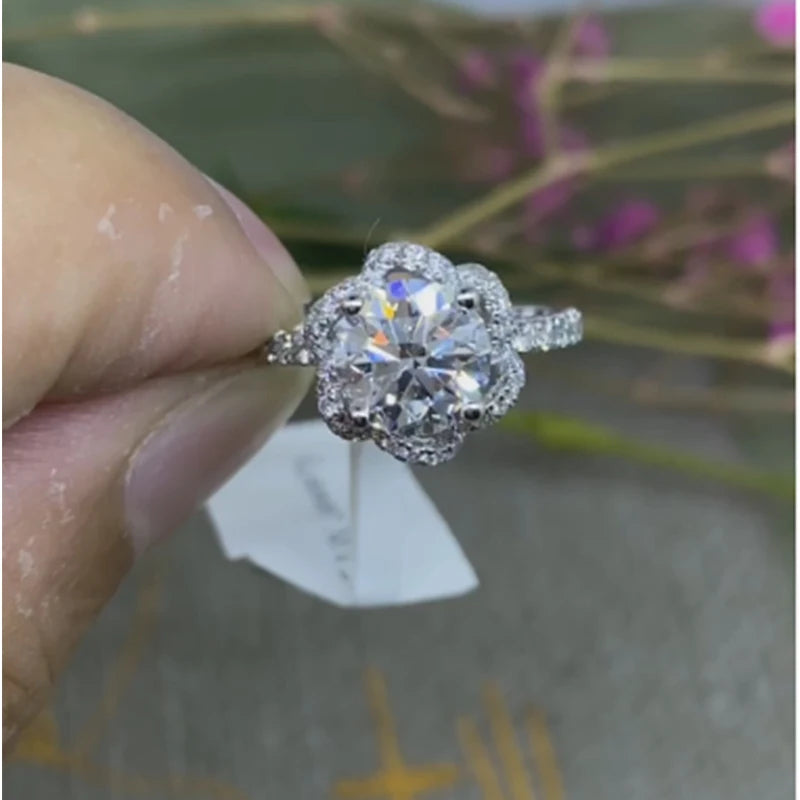 Flower-shaped gold ring with round lab-grown diamond