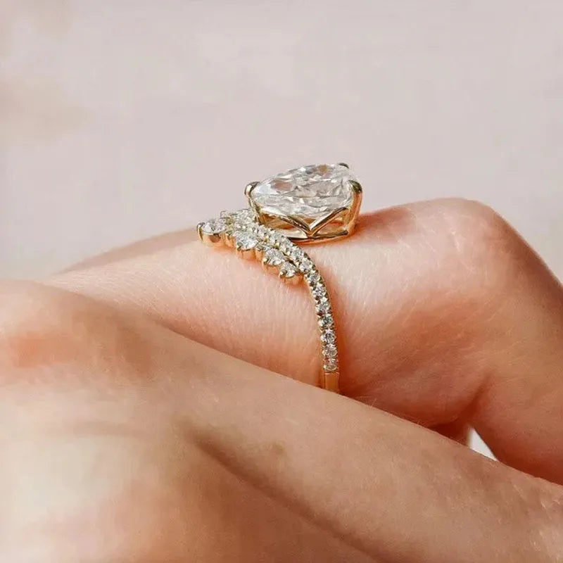 Pear-shaped diamond engagement ring with chevron design