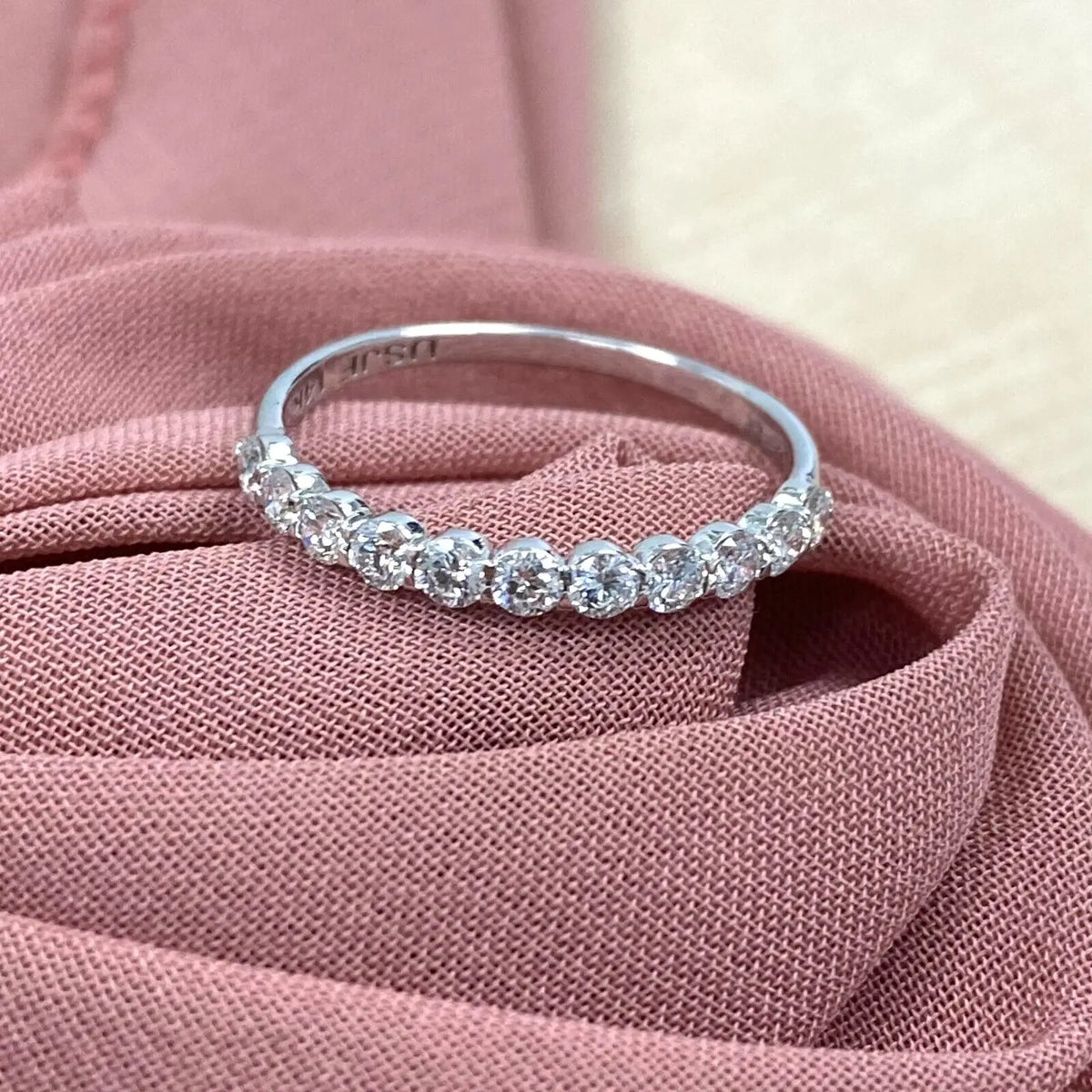 Round lab-grown diamond wedding band