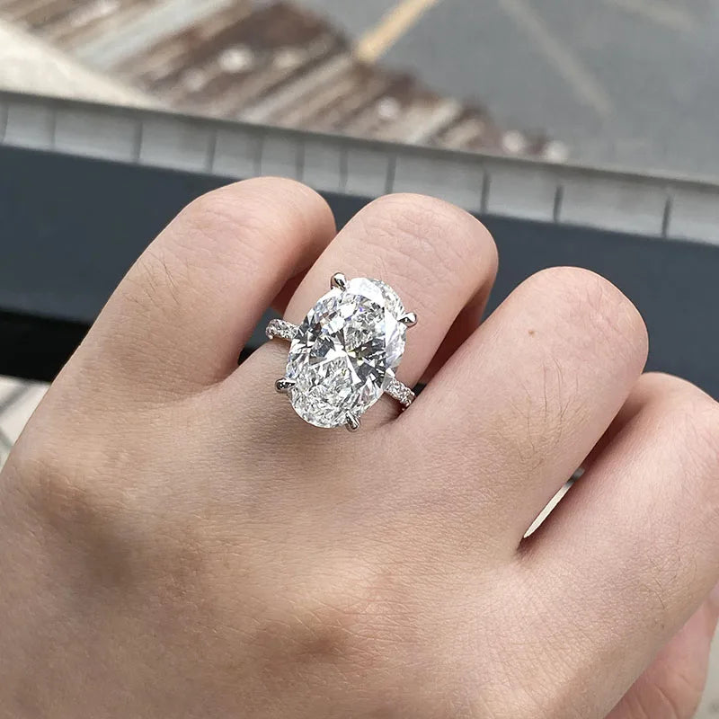Oval diamond ring with side accents in gold