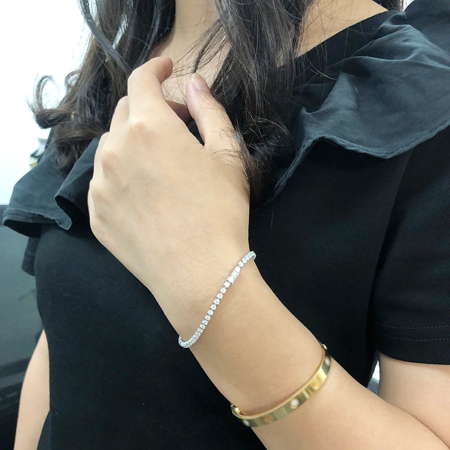 Round diamond line bracelet in white gold