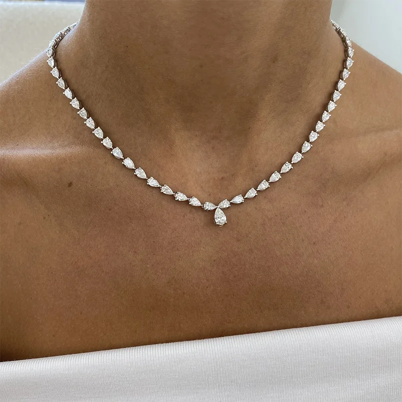 Diamond tennis necklace with pear-cut centerpiece