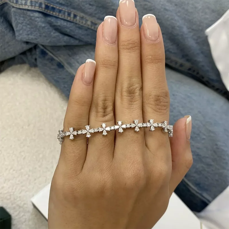 Alternating pear and oval diamond bracelet