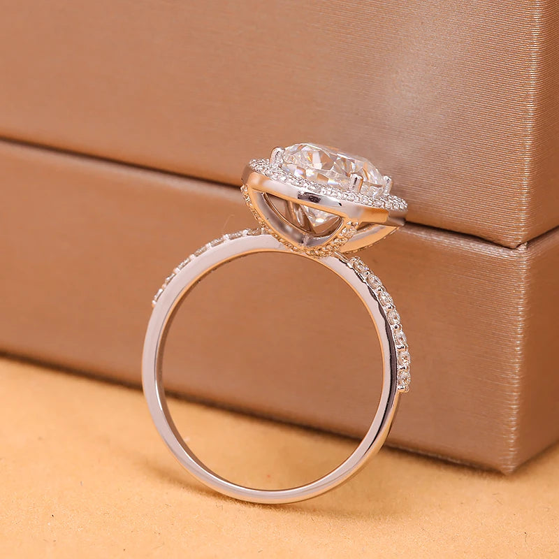 Oval-cut diamond ring in 14K white gold