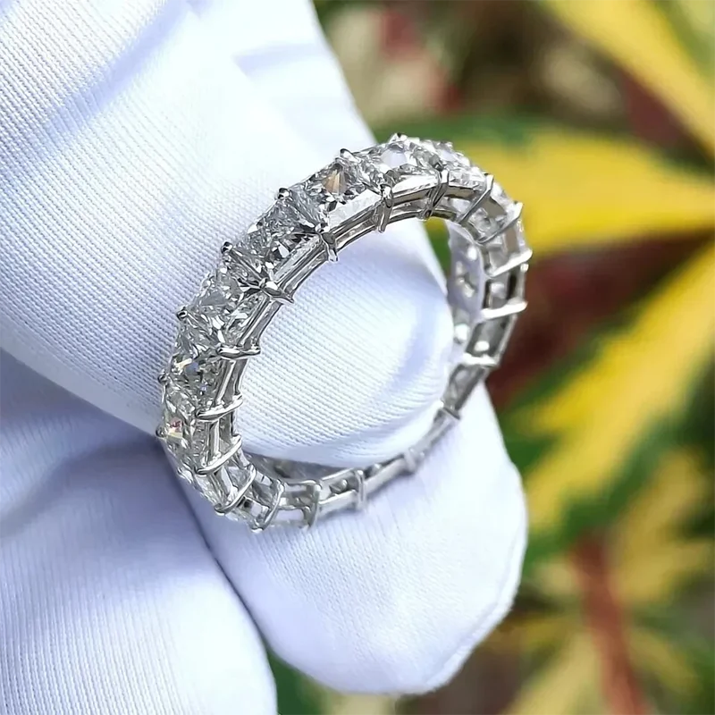Continuous princess-cut lab-grown diamonds in an eternity band