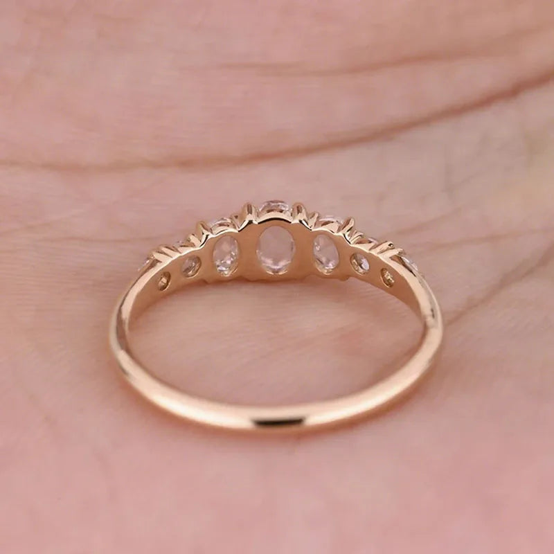 Oval and round diamond engagement band