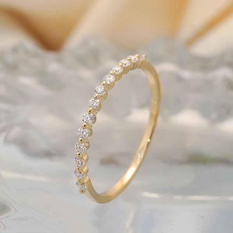 Round lab-grown diamond stacking band