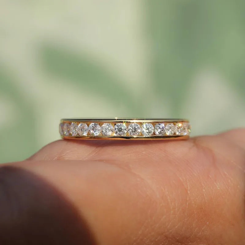 Round lab-grown diamond stacking band