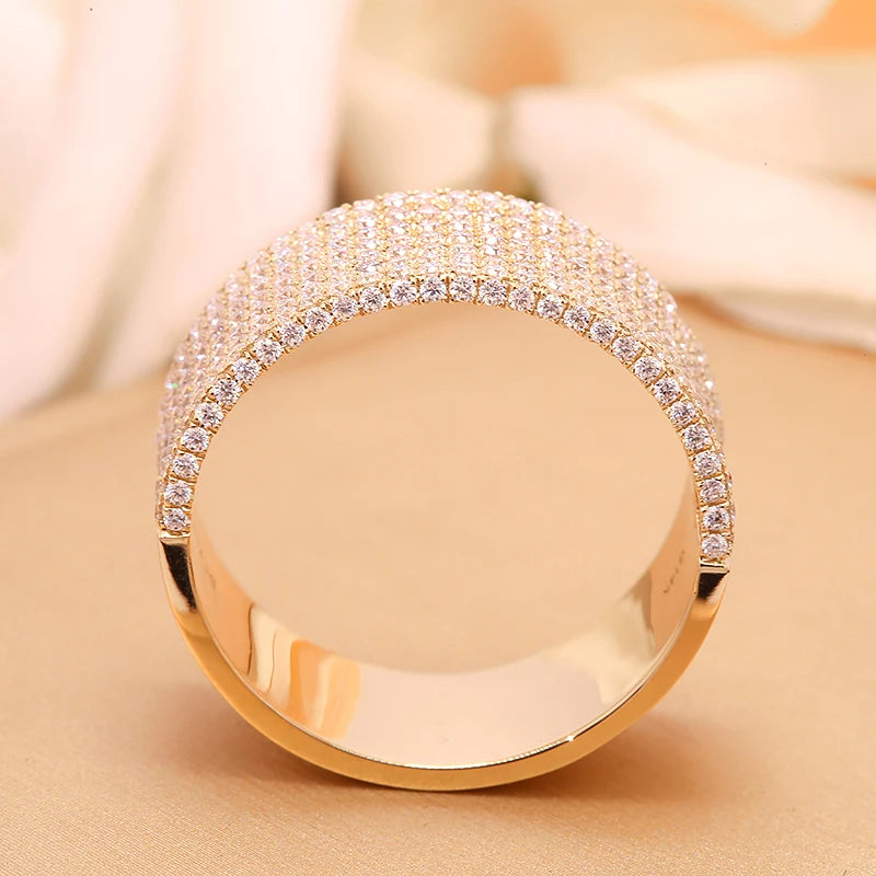 Round lab-grown diamond wedding band