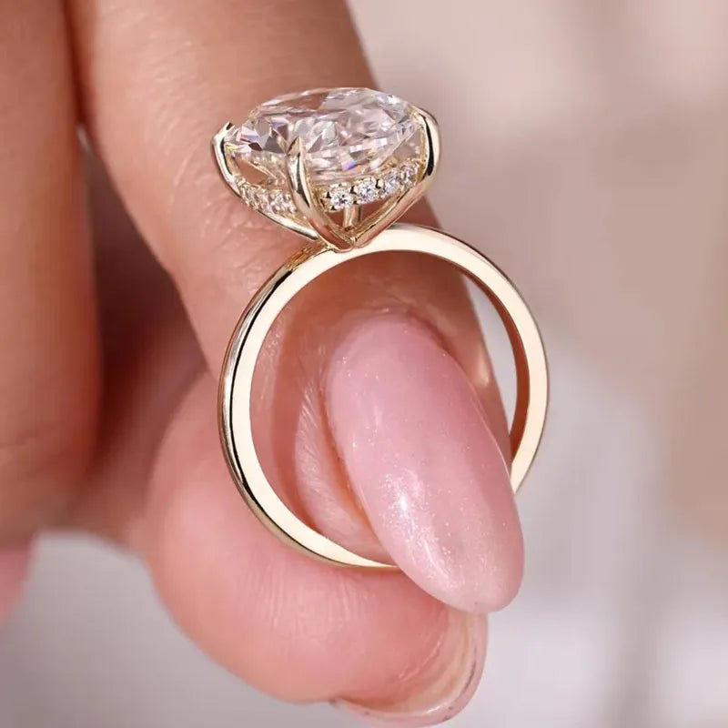 Classic solitaire ring with oval lab-grown diamond