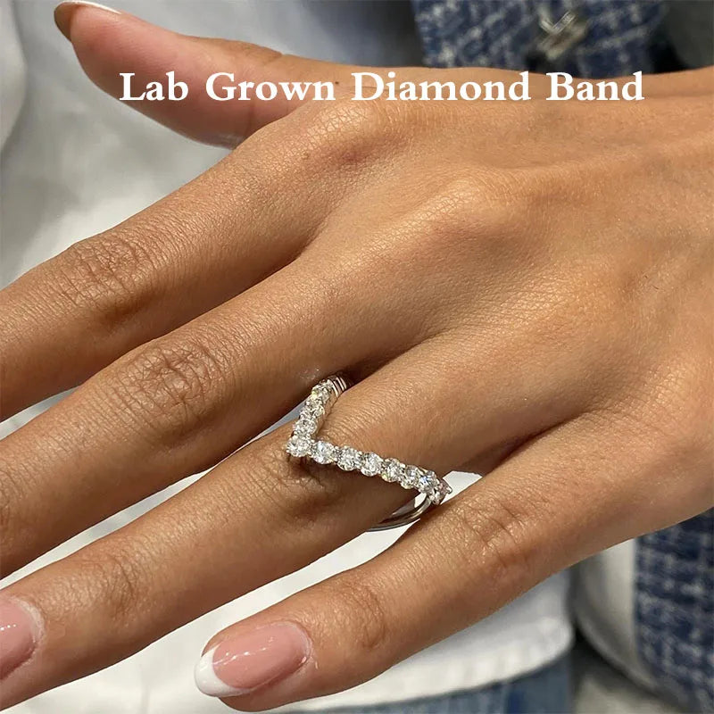 V-shaped band set with round diamonds