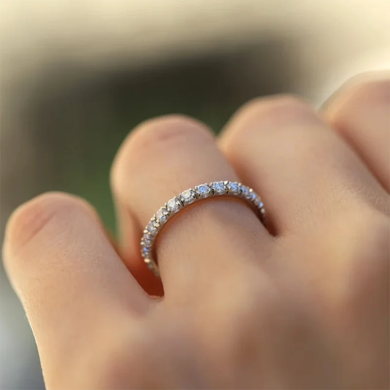 Full eternity ring with round lab-grown diamonds