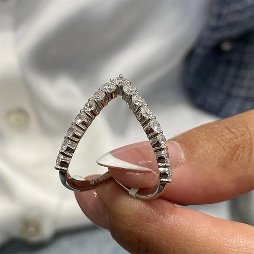 Curved chevron diamond band ring