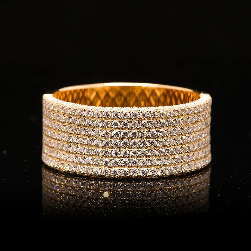 Round lab-grown diamond band