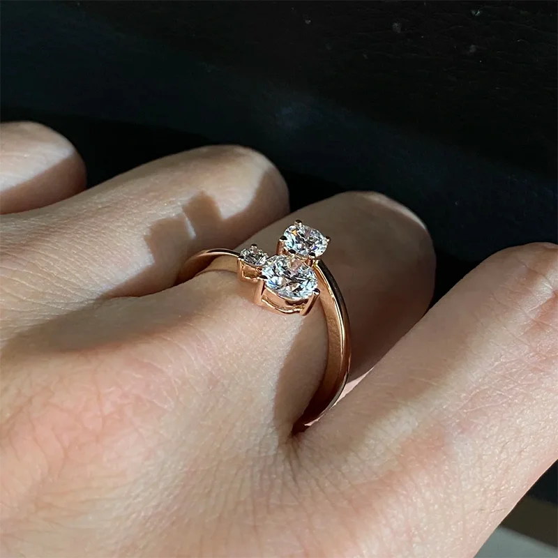 Round diamond ring with asymmetric three-stone setting