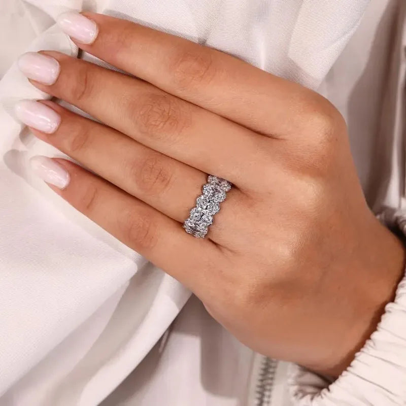 Éclat Vivienne Éternité Wedding Band