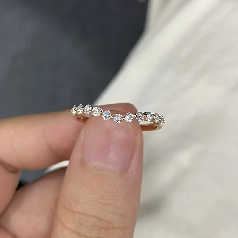 Round diamond band with V-shaped curve